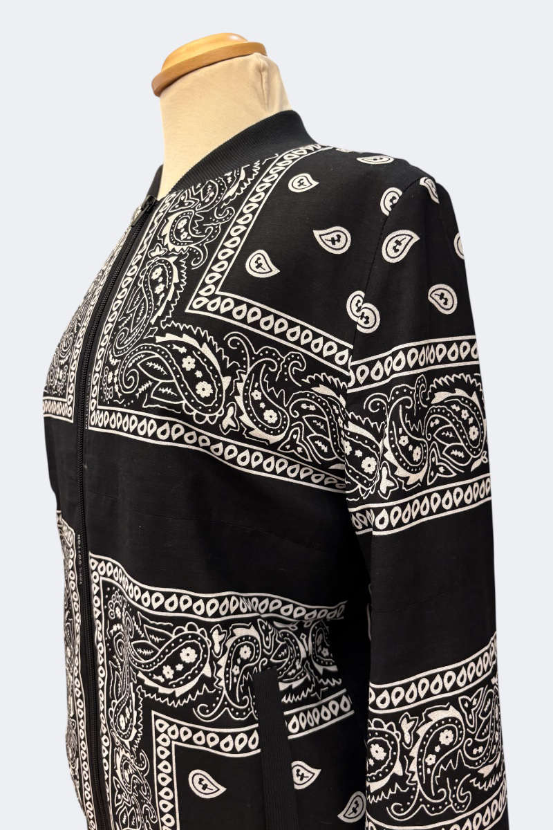 Dünne, klassisch geschnittene Bomberjacke mit Leistentaschen. - Paisley Stoff aus Baumwolle - Bündchen/ Reissverschluss in schwarz