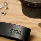 FUCK. Against bad vibes Pflanzlich gegerbtes Lederschlüsselband mit Wortprägung