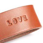 LOVE.Pflanzlich gegerbtes Lederschlüsselband mit Wortprägung