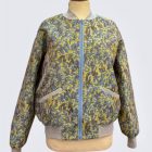 Oversized Fliegerjacke mit Leistentaschen. Camouflage Stoff in hellblau / grün. Baumwoll-Bündchen in hellgrau von Elternhaus