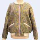 Oversized Fliegerjacke mit Leistentaschen. Camouflage Stoff in flieder/ grün. Baumwoll-Bündchen in creme von Elternhaus