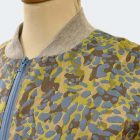 Oversized Fliegerjacke mit Leistentaschen. Camouflage Stoff in hellblau / grün. Baumwoll-Bündchen in hellgrau von Elternhaus