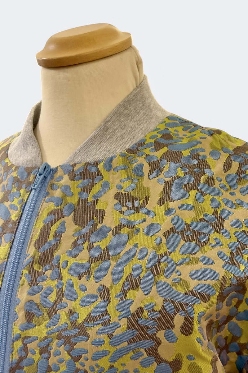 Oversized Fliegerjacke mit Leistentaschen. Camouflage Stoff in hellblau / grün. Baumwoll-Bündchen in hellgrau von Elternhaus