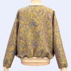 Oversized Fliegerjacke mit Leistentaschen. Camouflage Stoff in flieder/ grün. Baumwoll-Bündchen in creme von Elternhaus