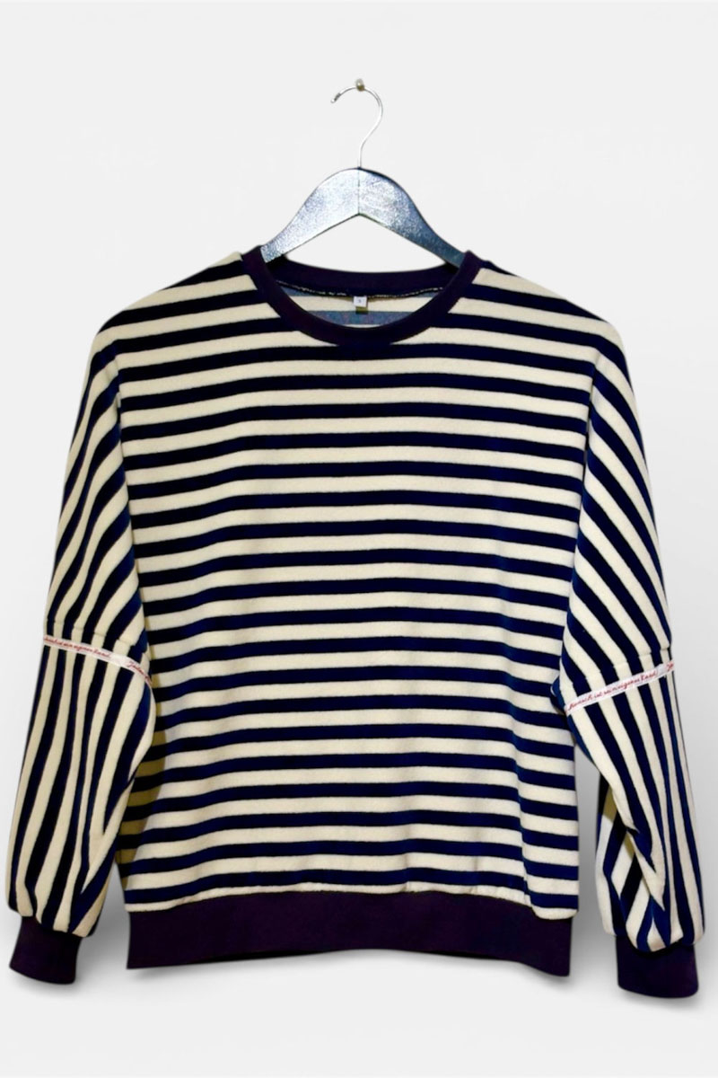 Geringelter Sweater aus weichem Nikkistoff in blau weiss von Elternhaus.