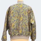 Oversized Fliegerjacke mit Leistentaschen. Camouflage Stoff in hellblau / grün. Baumwoll-Bündchen in hellgrau von Elternhaus