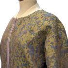 Oversized Fliegerjacke mit Leistentaschen. Camouflage Stoff in flieder/ grün. Baumwoll-Bündchen in creme von Elternhaus