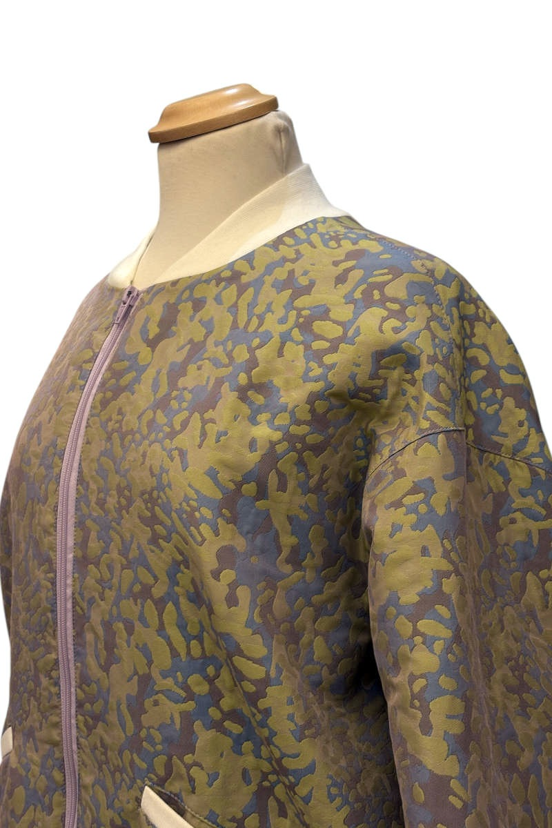 Oversized Fliegerjacke mit Leistentaschen. Camouflage Stoff in flieder/ grün. Baumwoll-Bündchen in creme von Elternhaus