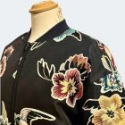 Oversized Fliegerjacke aus schwarzem Stoff mit Blumen und Schwalben von Elternhaus