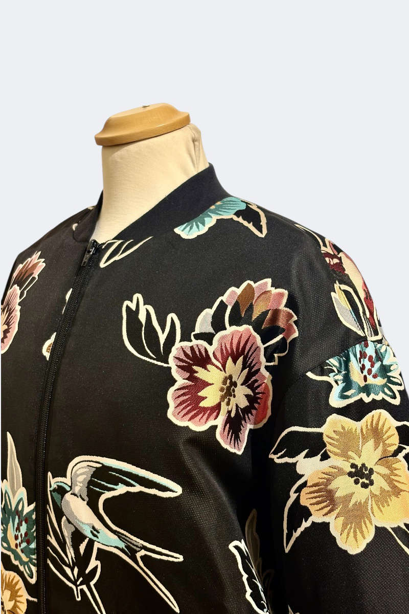 Oversized Fliegerjacke aus schwarzem Stoff mit Blumen und Schwalben von Elternhaus