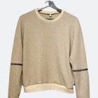 Sweater aus weichem Strick in beige. Webband am Arm: " Die Tragik und Schönheit des Lebens umfassen."