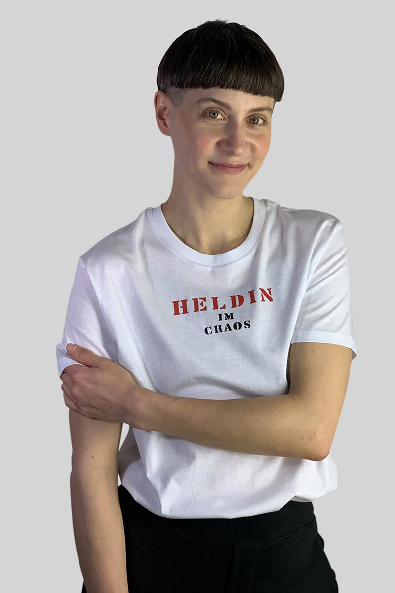 Heldin im Chaos Shirt von Elternhaus