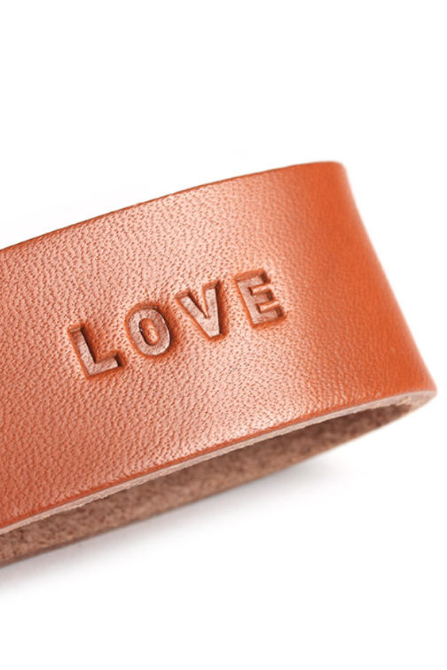 LOVE.Pflanzlich gegerbtes Lederschlüsselband mit Wortprägung