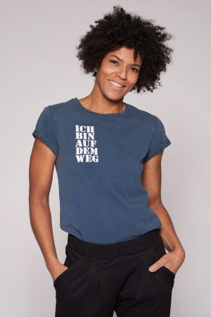 Ich bin auf dem Weg - Damenshirt mit aufgerolltem Arm von Elternhaus