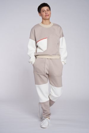 Cremefarbener Sweater mit Tasche von Elternhaus